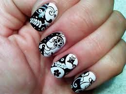 Чёрно-белые рисунки на ногтях